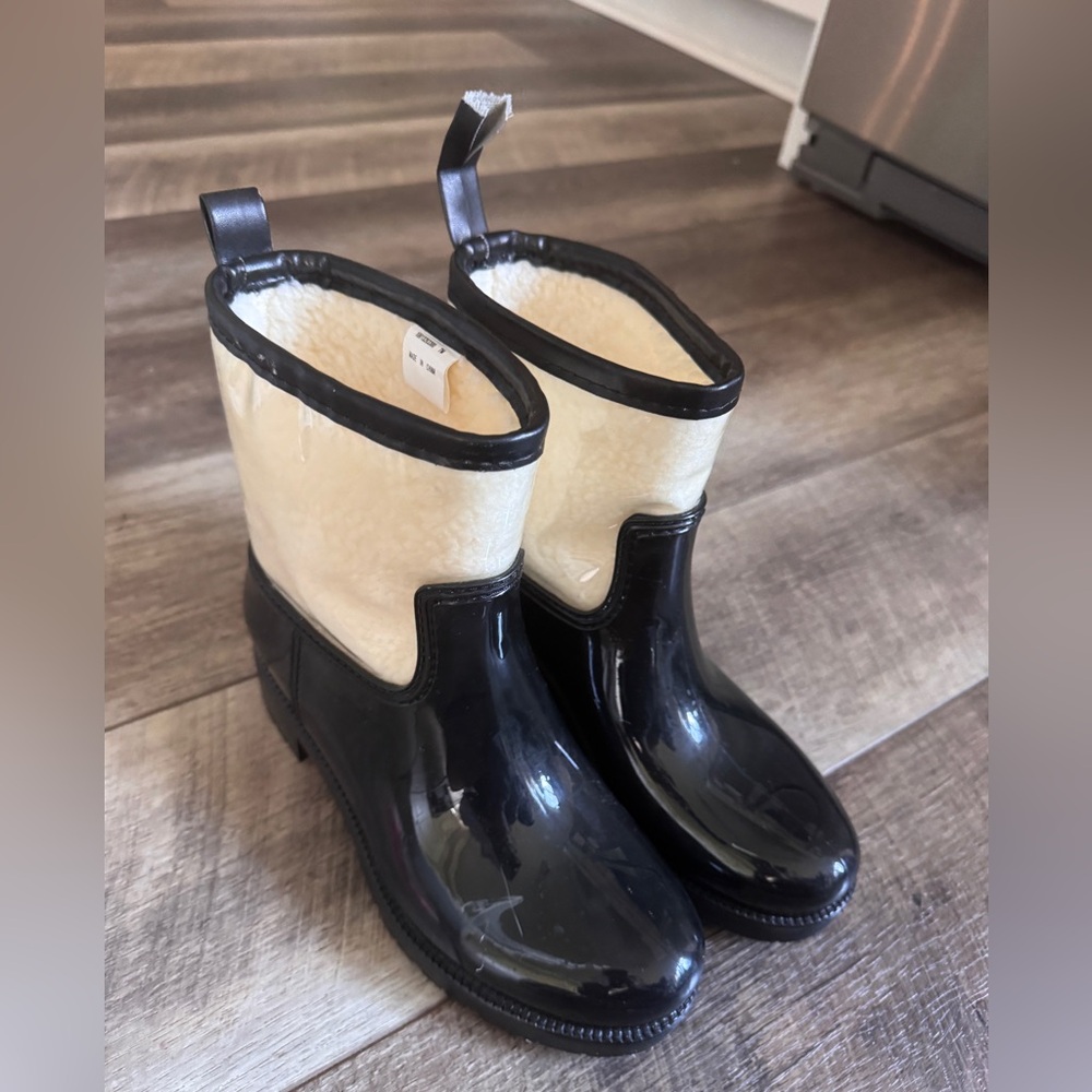 Macy’s Chartte Club One Flaw Black & Cream Waterproof Shearling Boots Women’s 7